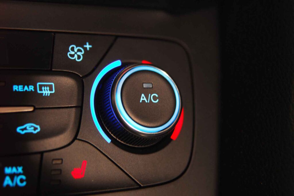 Ricarica gas refrigerante climatizzatore auto Milano